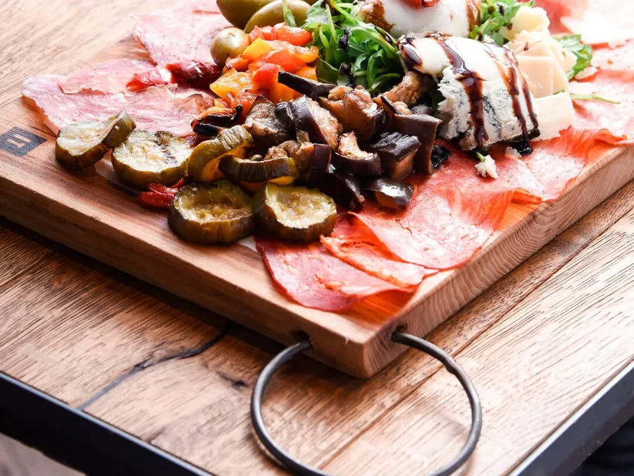 Planche mixte de charcuteries, légumes marinés et mozzarella
