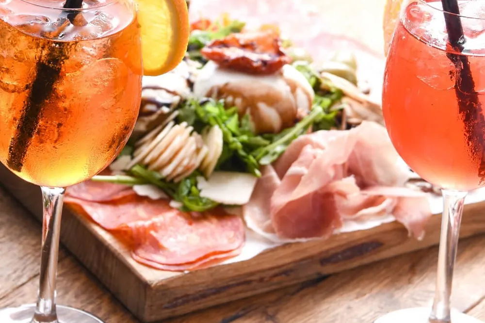 Deux spritz et une planche de charcuterie à partager
