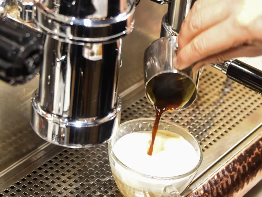 Extraction d'un espresso à la machine du bar