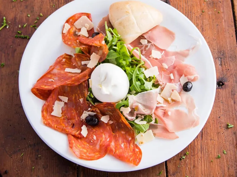 Assiette de charcuterie italienne, burrata et roquette