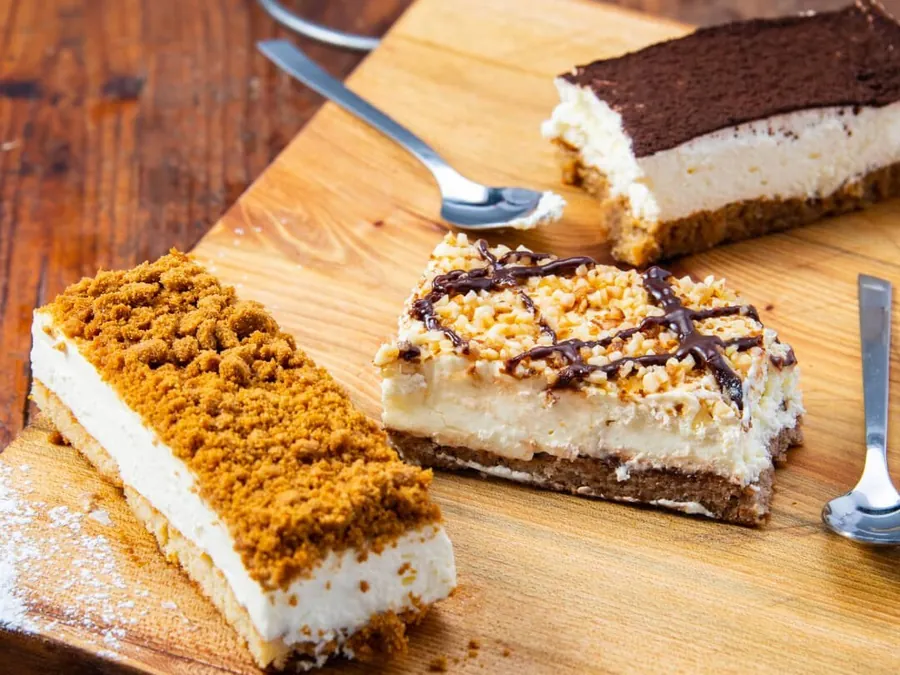 Parts de tiramisù et de cheesecake sur une planche