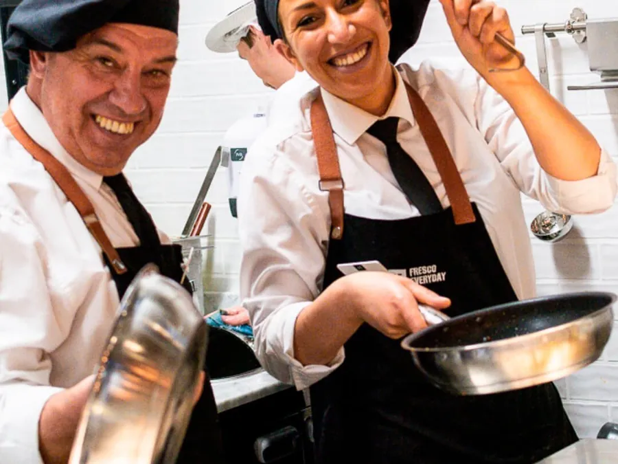 Deux cuisiniers de la trattoria en plein service