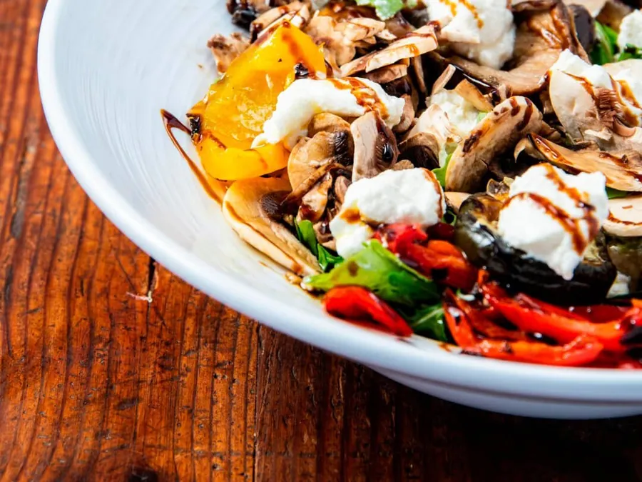Grande salade composée avec burrata et légumes grillés