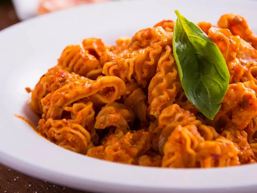 Assiette de pâtes fraîches à la sauce tomate et basilic