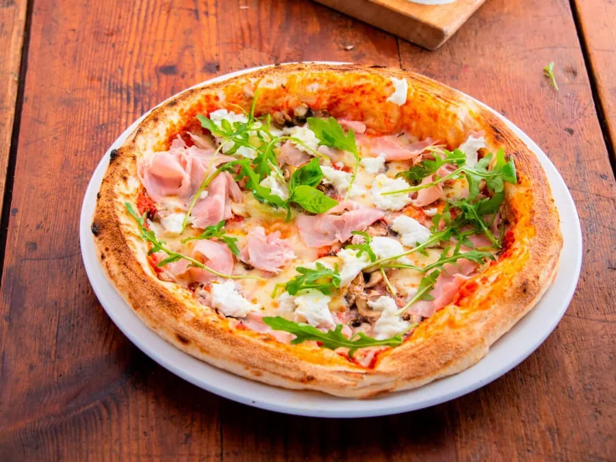 Pizza au jambon cru et roquette