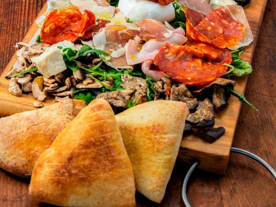 Planche d'antipasti : charcuteries, légumes grillés, pains chauds